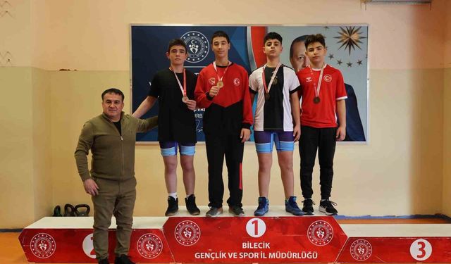 Bilecik'te güreşte gençlerden yoğun mücadele