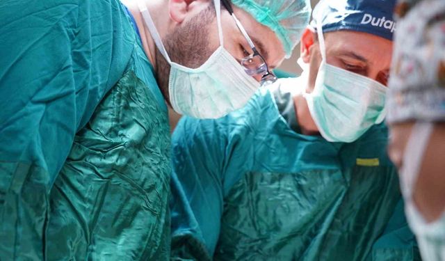 Bilecik'te ilk defa karın zarı açılmadan 'Rahim Koruyucu Sakrokolpopeksi' ameliyatı yapıldı