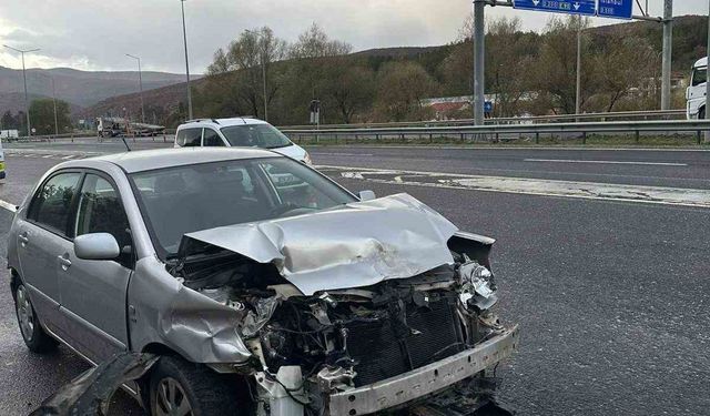 Bilecik'te otomobil beton bariyerlere çarptı: 2 yaralı