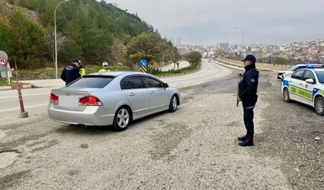 Bilecik'te yasal kalış hakkı bulunmayan 2 kişi yakalanarak, sınır dışı süreçleri başlatıldı