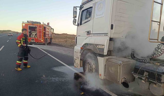 Bingöl'de seyir halindeki tırda yangın paniği: Facia son anda önlendi