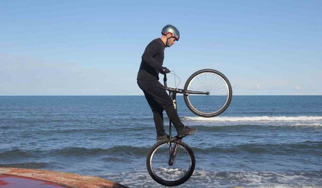 Bisiklet tutkunu gençten nefes kesen gösteri: Sahil kayalıkları parkuru oldu