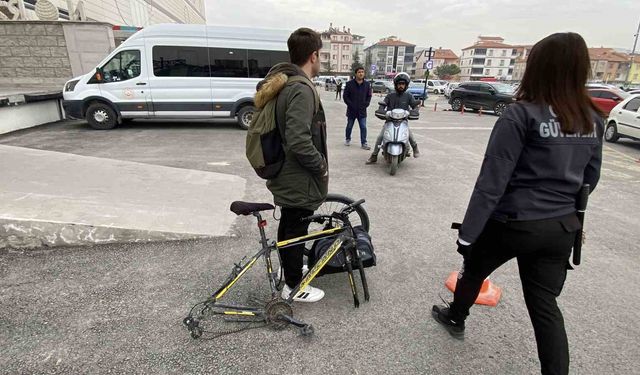 Bisikletin kilidini açamayınca tekerini söküp çaldılar