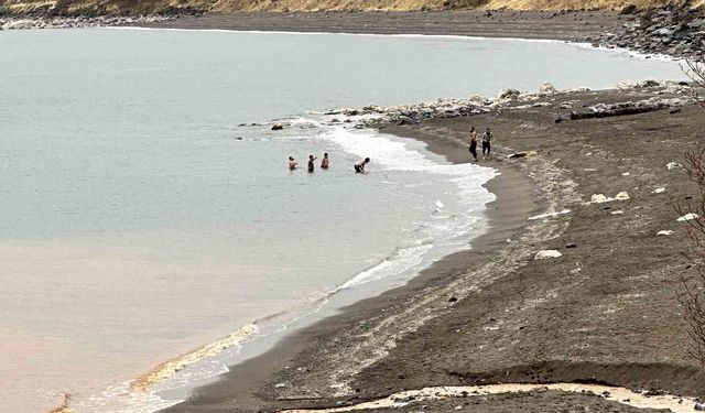 Bitlis'te bir yanda kar esareti, bir yanda su keyfi