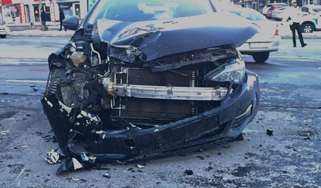 Bitlis'te otomobil ile motosiklet kafa kafaya çarpıştı: 1 yaralı