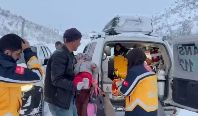 Böbrek rahatsızlığı olan 3 yaşındaki çocuk ambulansa ulaştırıldı