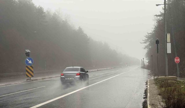 Bolu Dağı'nda sis ve sağanak sebebiyle görüş mesafesi 30 metreye düştü