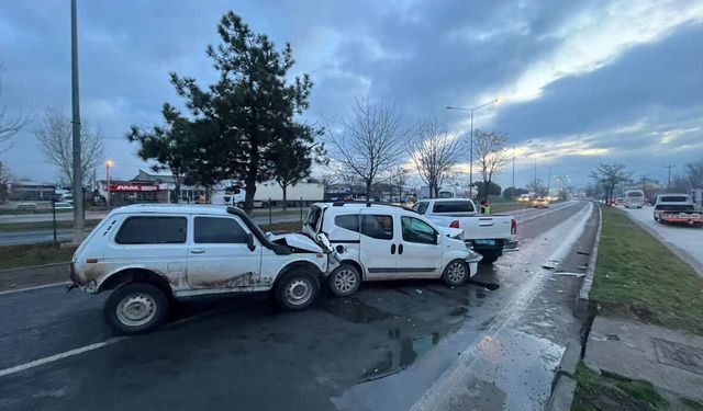 Bolu'da 4 araç zincirleme kazaya karıştı, trafik kilitlendi