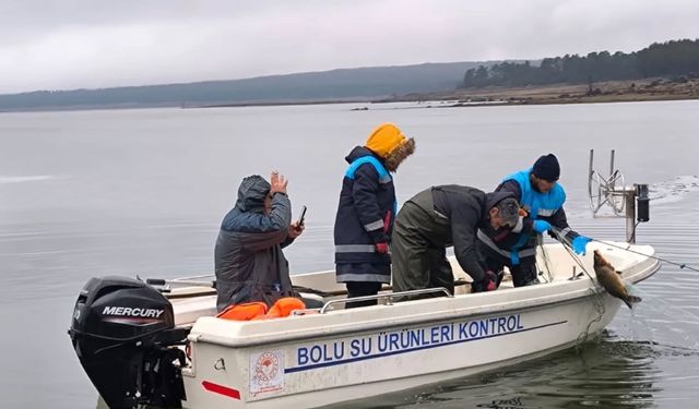 Bolu'da gölün ortasında 500 metrelik kaçak ağ ele geçirildi