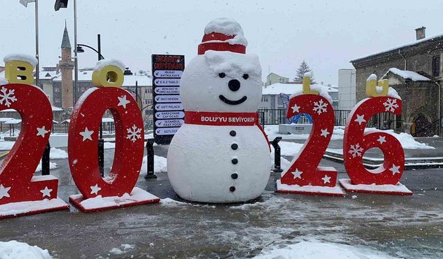 Bolu'da kar fırtınası hayatı olumsuz etkiledi: Vatandaşlar şemsiyeyle dolaştı