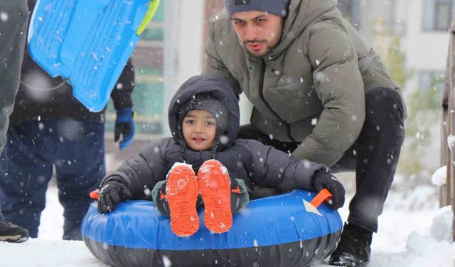 Bolu'da kar yağışının tadını çocuklar çıkardı: Parklar kayak pistine döndü
