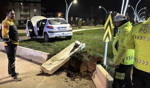 Bolu'da kontrolden çıkan otomobil refüje çarptı