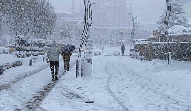 Bolu'da mevsimin ilk kar yağışıyla kent beyaza büründü