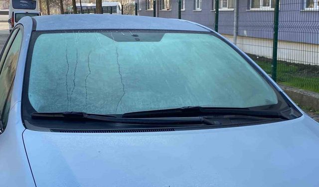 Bolu'da soğuktan araçların camları buz tuttu
