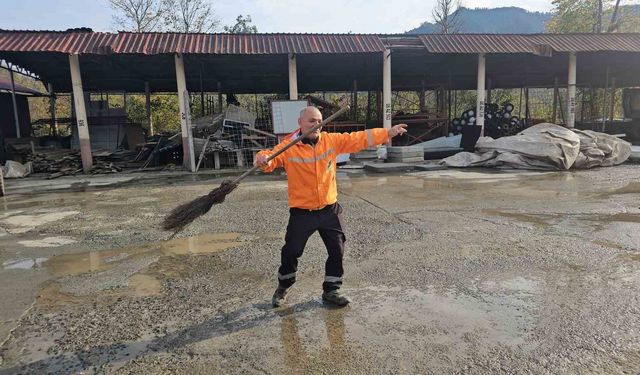 Bu temizlik görevlisi müzik sesine dayanamıyor