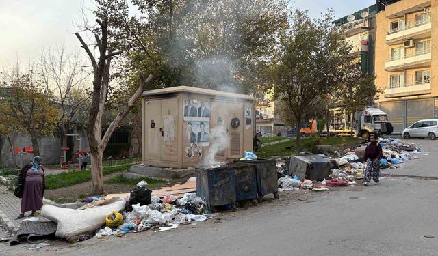 Buca'da park manzaralı çöp dağları