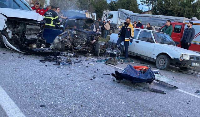 Burdur'da feci kaza: 2 ölü 3 yaralı
