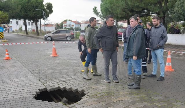 Burhaniye de çöken kanalizasyon borusu yol kapattırdı