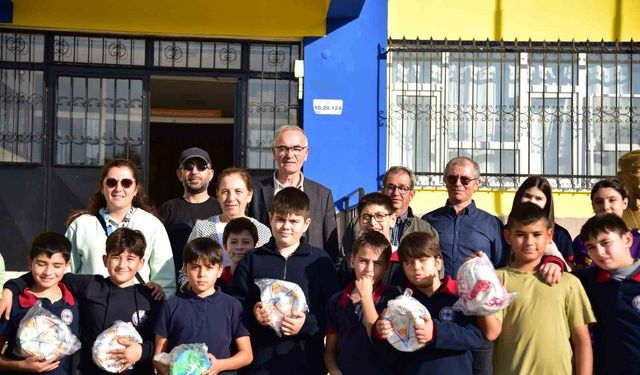 Büyükşehir'den okullara spor ekipmanı desteği