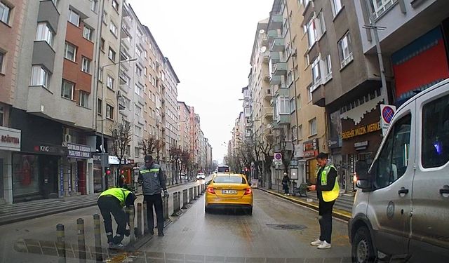 Çakılmasıyla tepki çeken dubalar belediye tarafından söküldü