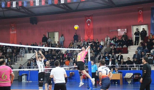 Çal'da düzenlenen voleybol turnuvasında final maçları heyecanı zirveye taşıdı