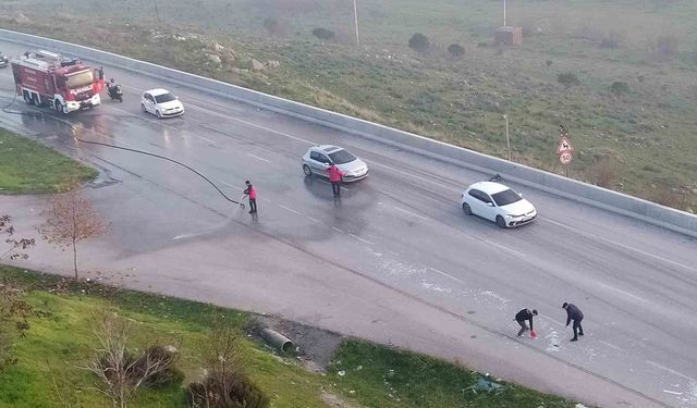 Cam paleti yüklü kamyonetten düşen cam parçaları trafiği durdurdu