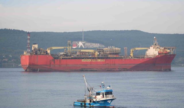 Çanakkale Boğazı'ndan yüzer üretim, depolama ve boşaltma gemisi geçti