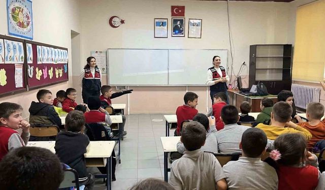 Çanakkale'de jandarma ekipleri KADES ve güvenlik hakkında bilgilendirdi