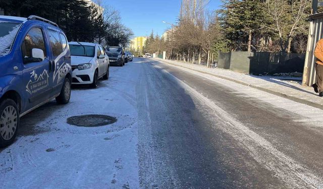 Çankaya'da yollar buz pistine döndü