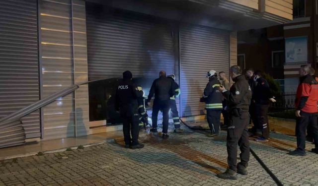 Çay toplama makinesi deposunda yangın