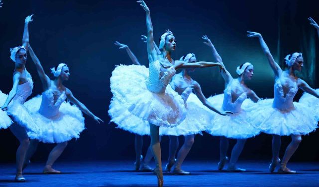Çaykovski'nin 'Kuğu Gölü' balesi Denizli'de beğeniyle izlendi