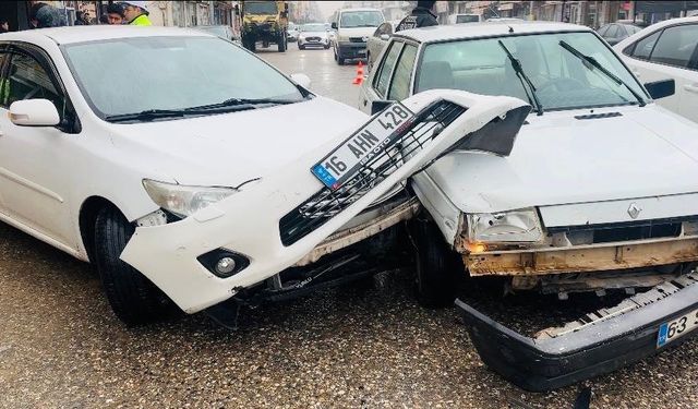 Ceylanpınar'da 2 otomobil çarpıştı