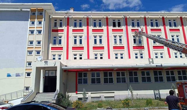 Çiftlik Anadolu İmam Hatip Lisesi'nde örnek davranış: Okul Müdür Yardımcısı binayı kendi boyadı