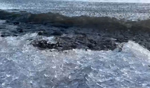 Çıldır Gölü'nde buz kütleleri sahile vurdu