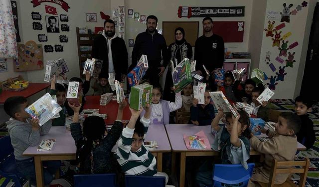 Cilo Dağı eteklerindeki okula zeka oyunu seti ile kırtasiye malzemesi hediye edildi