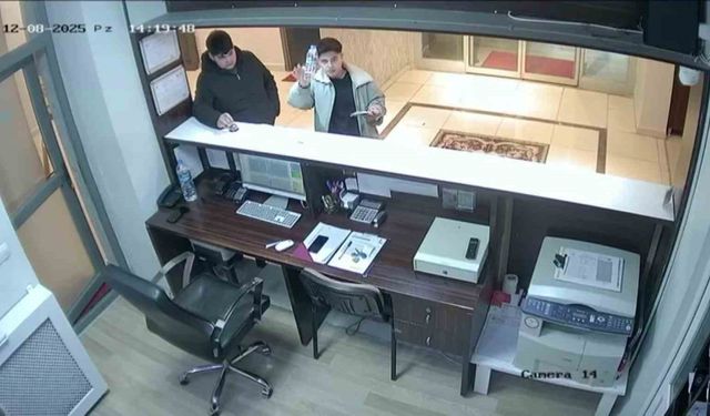 Çırak öğrencilerden örnek davranış: Aldıkları suyu kameraya gösterip parasını bıraktılar