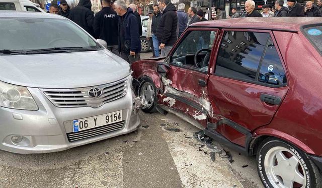 Çorum'da üç araç çarpıştı: Sürücüler burnu bile kanamadan kurtuldu