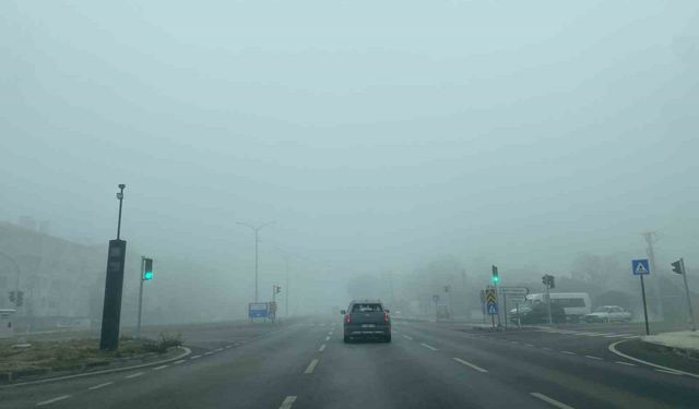 Çorum'da yoğun sis ulaşımı olumsuz etkiledi: Görüş mesafesi 30 metreye kadar düştü