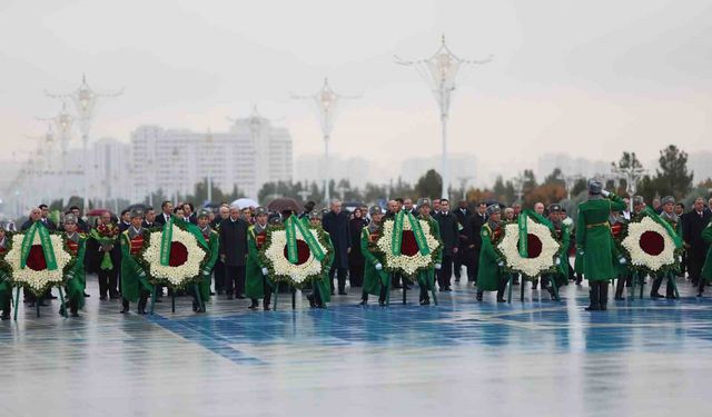 Cumhurbaşkanı Erdoğan, Türkmenistan'da Tarafsızlık Anıtı'na çelenk koyma törenine katıldı