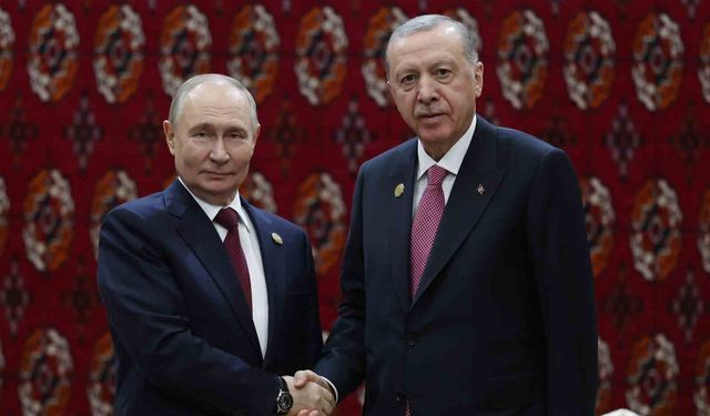 Cumhurbaşkanı Recep Tayyip Erdoğan ile Rusya Devlet Başkanı Vladimir Putin'in Aşkabat'taki görüşmesi başladı.