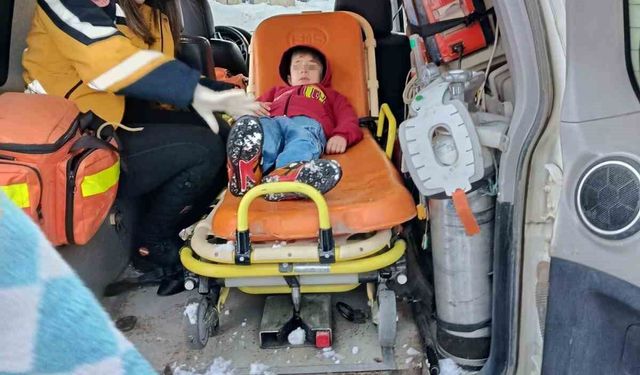 Damdan düşerek yaralanan çocuk hastaneye ulaştırıldı