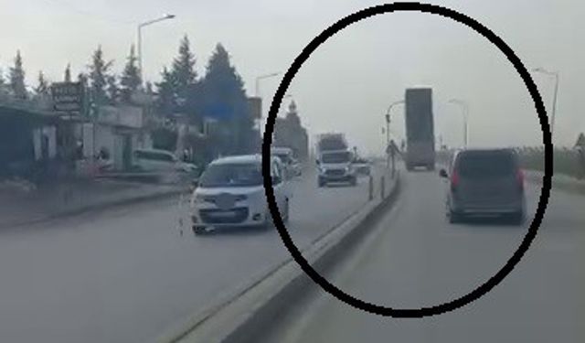 Damperi açık hafriyat kamyonu trafik ışıklarına çarptı