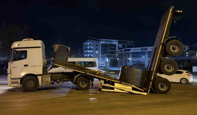 Demir rulo yüklü dorse ortadan ikiye ayrıldı
