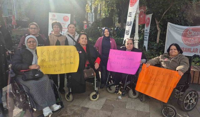 Denizlili vatandaşlar engelli bireylerin yaşadıkları zorlukları '1 Dakika Özel İnsan' etkinliğinde hisseti