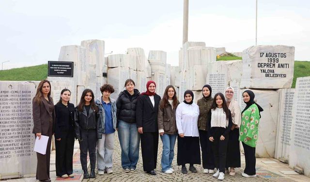 Deprem Anıtı'nda gençlerden anlamlı çalışma