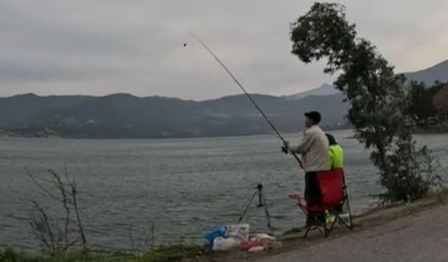Derbent Barajı'nda 300 amatör balıkçı gökkuşağı alabalığı için yarıştı