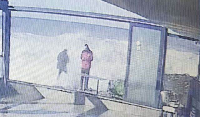 Dev dalgaları görüntülemek isterken az kalsın suya kapılıyordu