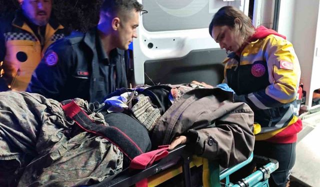 Devrilen traktörün altında kalan kadın yaralandı