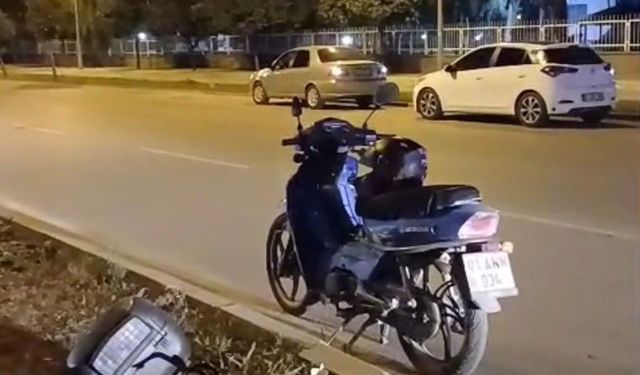 Direksiyon hakimiyetini kaybedip refüje çarpan motosiklet sürücüsü öldü