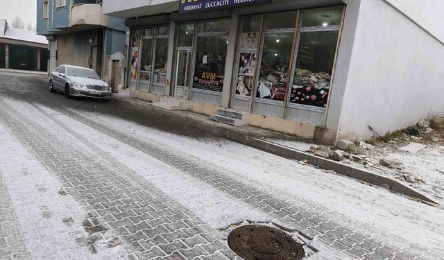 Diyadin'e mevsimin ilk karı düştü